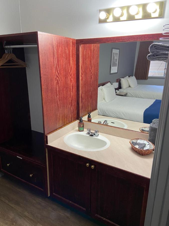 Monashee Motel
